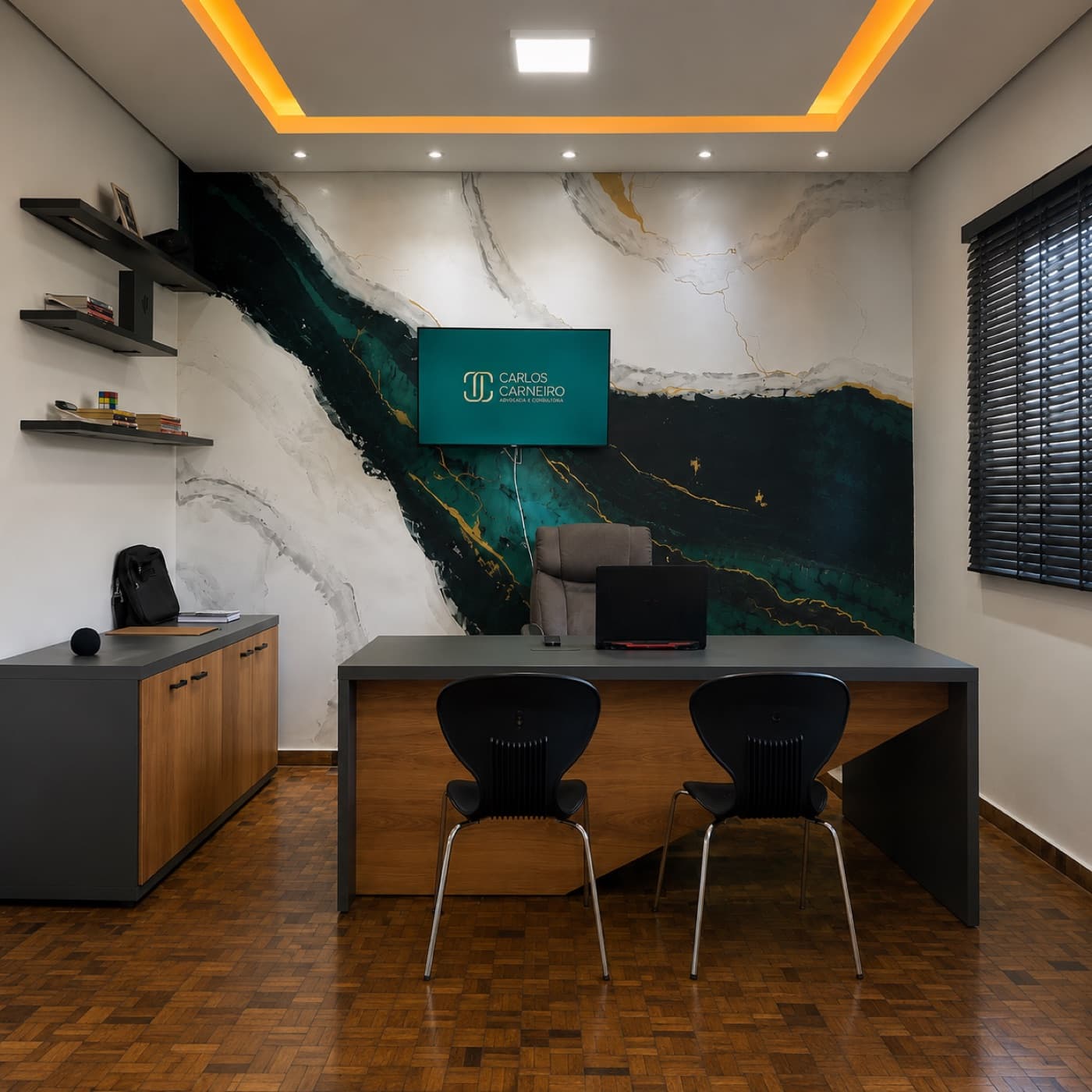 Sala de atendimento do escritório Carlos Carneiro, com mesa de reunião e painel da marca